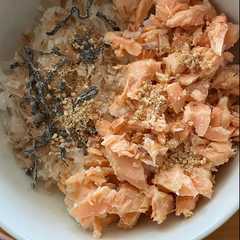 簡単ランチ☆鮭フレークと塩昆布丼-レシピのメイン写真