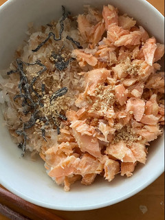 簡単ランチ☆鮭フレークと塩昆布丼-レシピのメイン写真