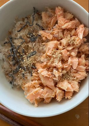 簡単ランチ☆鮭フレークと塩昆布丼-レシピのメイン写真
