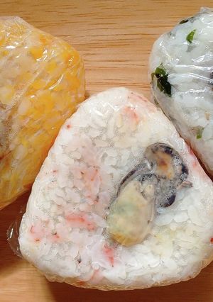 牡蠣ご飯の3色おにぎり-レシピのメイン写真
