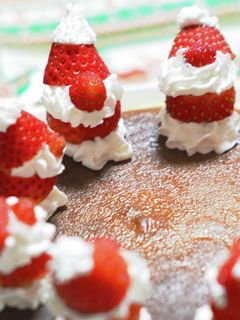 クリスマスケーキにどうぞ★いちごサンタ-レシピのメイン写真