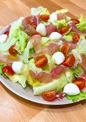 レタスと生ハムチーズの簡単ごちそうサラダ-レシピのメイン写真