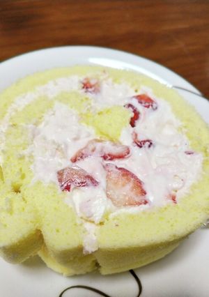 苺クリームチーズクリームのロールケーキ-レシピのメイン写真