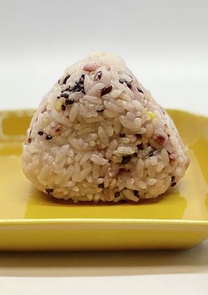 雑穀ご飯の混ぜ込みごま塩おにぎり-レシピのメイン写真
