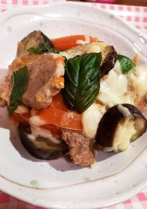 簡単♪︎豚ヒレ肉とナスのトマトチーズ焼き-レシピのメイン写真