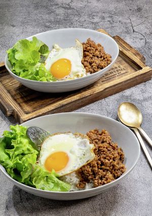 目玉焼きのっけひき肉ライス丼-レシピのメイン写真