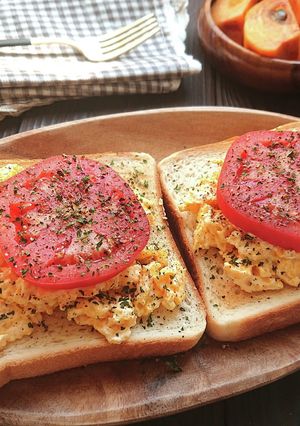 卵とトマトにブラックペッパーがけトースト-レシピのメイン写真