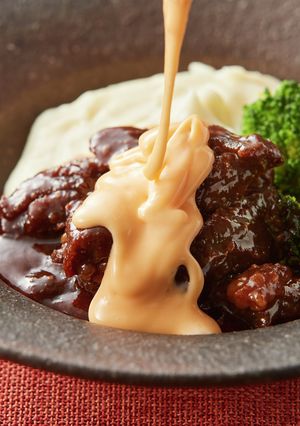 牛筋のコチュジャン煮チェダーチーズかけ-レシピのメイン写真