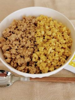 卵アレルギーでも2色そぼろ丼-レシピのメイン写真
