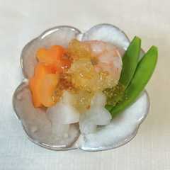 รูปของ 簡単お正月！海老と野菜のジュレのせ