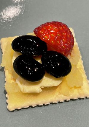 お正月、黒豆と栗きんとんのクラッカー乗せ-レシピのメイン写真