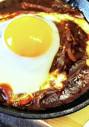 簡単スキレットで半熟玉子煮込みハンバーグ-レシピのメイン写真
