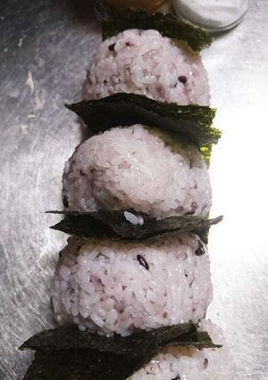 整列！黒米の塩むすび〜もっちりです！-レシピのメイン写真