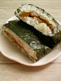 【朝食】きんぴらと豚肉チーズのおにぎらず-レシピのメイン写真