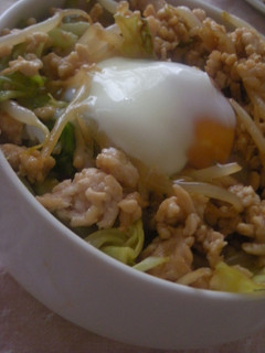 安い☆簡単★温玉のせキャベツそぼろ丼♬-レシピのメイン写真