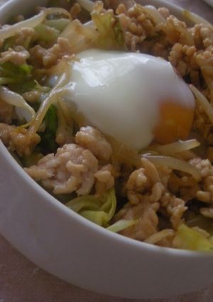 安い☆簡単★温玉のせキャベツそぼろ丼♬-レシピのメイン写真