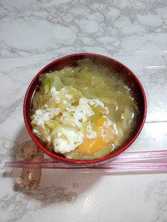 キャベツのお味噌汁に落とし卵-レシピのメイン写真