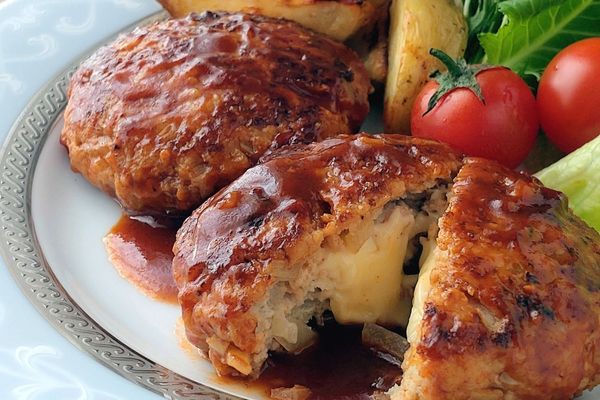 豆腐入り・ふっくらチーズインハンバーグ。