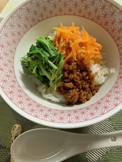 彩り野菜と鶏そぼろの三色丼♪-レシピのメイン写真