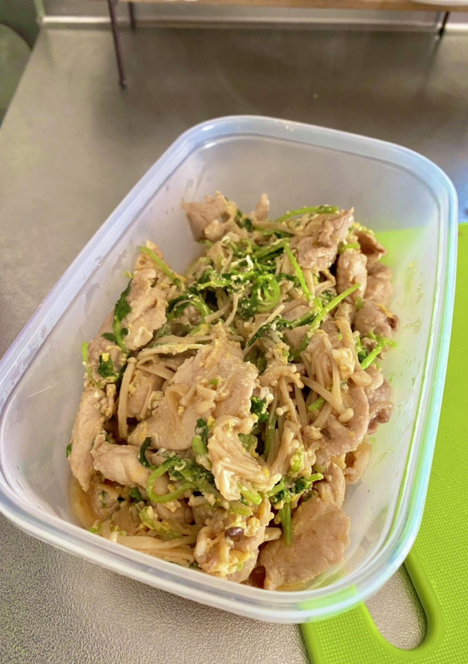 すき焼きのタレで！豆苗と豚肉炒め-レシピのメイン写真