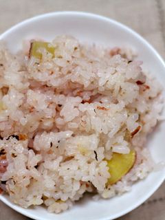 おイモとうめの炊き込みごはん-レシピのメイン写真