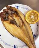 冷凍ホッケの干物をグリルで焼く