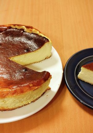 水切ヨーグルトで簡単バスク風チーズケーキ-レシピのメイン写真