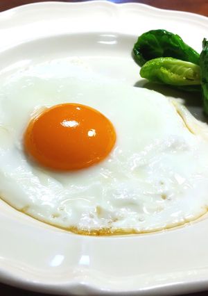 きれいな目玉焼き　指を使って焼きました-レシピのメイン写真