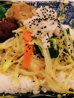 カット野菜もやしその他・カレー味黒ごま丼-レシピのメイン写真
