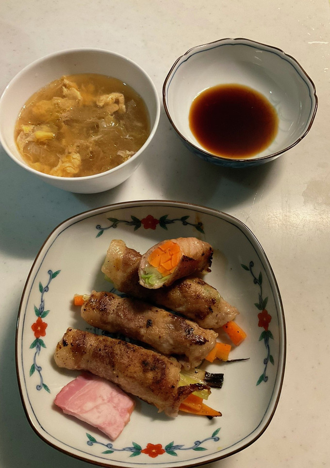 人参と長葱の肉巻き、レタスと卵のスープ-レシピのメイン写真