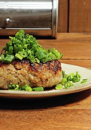 塩麹で★ねぎ盛りふっくらポークハンバーグ-レシピのメイン写真