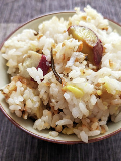 薩摩芋としらすと塩昆布の炊き込みご飯-レシピのメイン写真