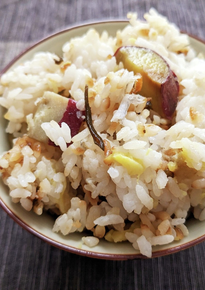 薩摩芋としらすと塩昆布の炊き込みご飯-レシピのメイン写真