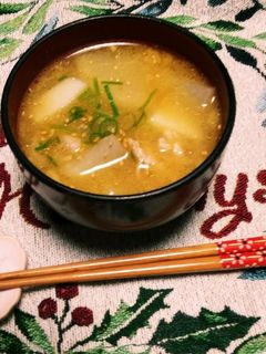 松山揚げと鶏肉(豚肉)里芋と大根の味噌汁-レシピのメイン写真
