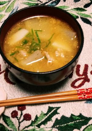 松山揚げと鶏肉(豚肉)里芋と大根の味噌汁-レシピのメイン写真