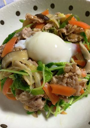 豚肉とたっぷり野菜の温玉のせ〜♪-レシピのメイン写真
