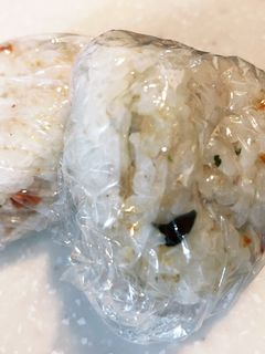 市販のふりかけで♪幼児OKなおにぎり-レシピのメイン写真