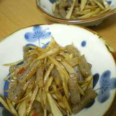 รูปของ ごぼうとこんにゃくのピリ辛炒め