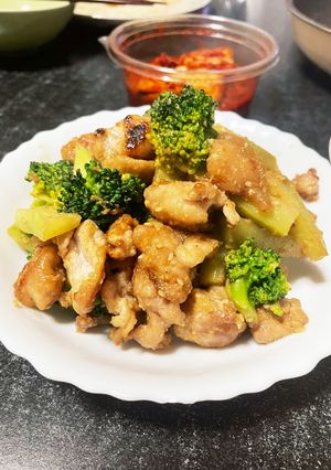 ブロッコリーと豚こまのゴマ味噌マヨ炒め-レシピのメイン写真