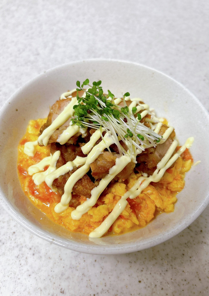 余った唐揚げ活用♪トマトの卵炒めにのせて-レシピのメイン写真