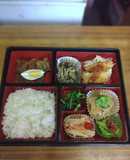 私のお店のお弁当牛すじの煮込み(左上の)