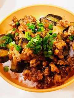 たっぷりナスとひき肉の ごちそう丼-レシピのメイン写真