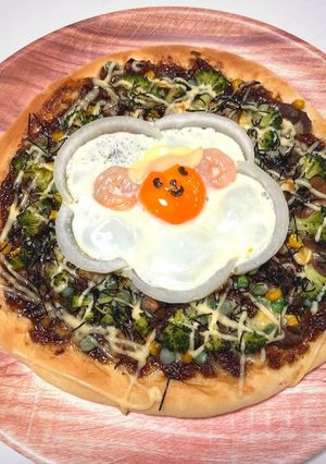 とろ～りてりたまビスマルク風ピザ-レシピのメイン写真