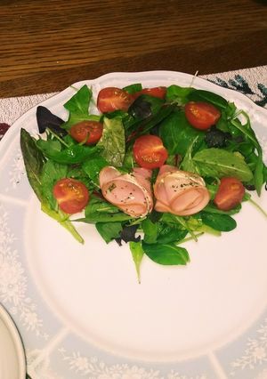 ベビーリーフにもカットミニトマト薔薇ハム-レシピのメイン写真