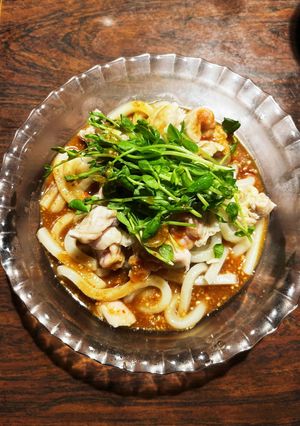 豆板醤味噌甘辛讃岐うどん☆鶏皮と豆苗添え-レシピのメイン写真