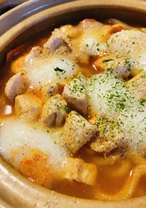 小餅をちりばめる●鶏肉のキムチうどん鍋-レシピのメイン写真