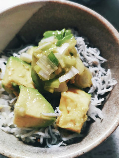 レモンとごま油香る〜アボカドしらす丼-レシピのメイン写真