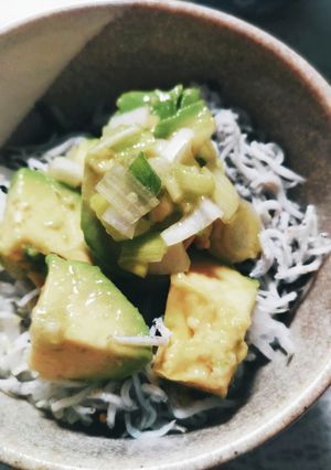 レモンとごま油香る〜アボカドしらす丼-レシピのメイン写真