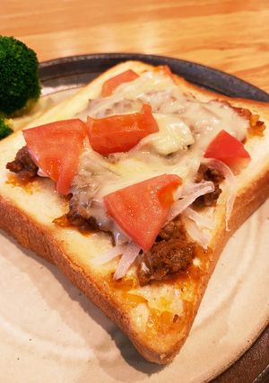 タコライスの挽き肉の余りでピザパン-レシピのメイン写真