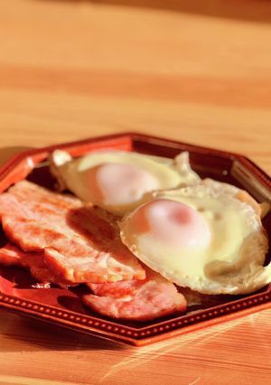 美味しい朝ごはん。ベーコン&目玉焼き-レシピのメイン写真